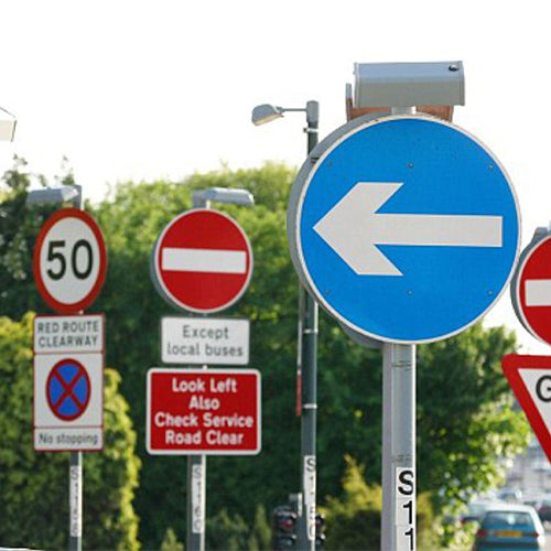 3 Benefits of Advertising with Street Signage